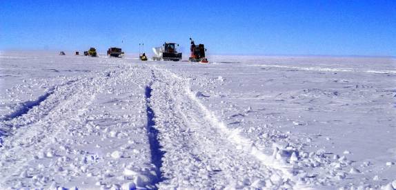 Caravana de tratores percorre a estrada que liga as bases americanas de McMurdo e Amundsen-Scott, na Antártida